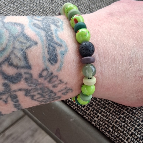 Elegant Green Glass Vase with Beaded Bracelet - Picture 3 of 3